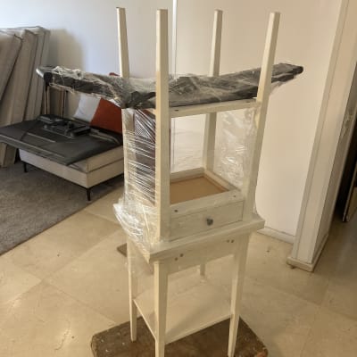 רהיט עטוף בניילון מוכן להובלה בחדר