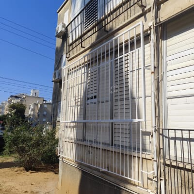 סורגים לבנים על חלונות בניין