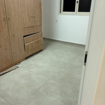 רצפה נקייה וארון בחדר ריק