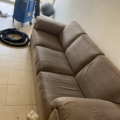 ספה עם מכונת ניקוי בחדר מואר