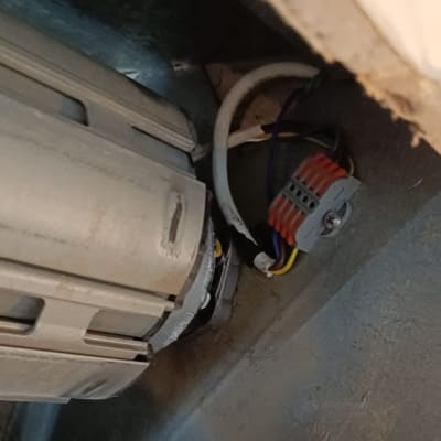 מנוע חשמלי עם חוטים צבעוניים לתריסים