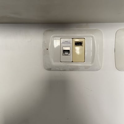 שקעי רשת וטלפון על קיר לבן