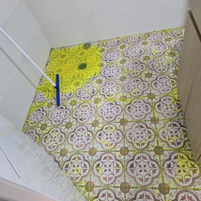 רצפה עם דליפה וניקוז מים