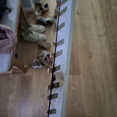 פס חשמל עם סימני שריפה