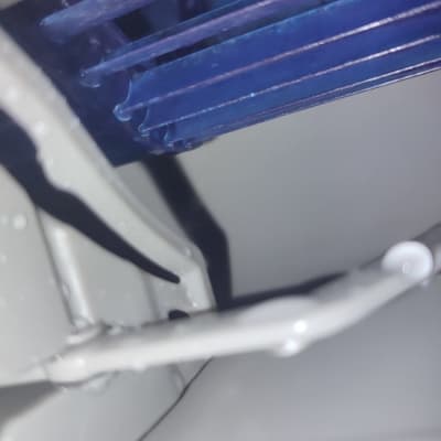 תקריב של חלק פנימי במזגן עם סורגי פלסטיק כחולים