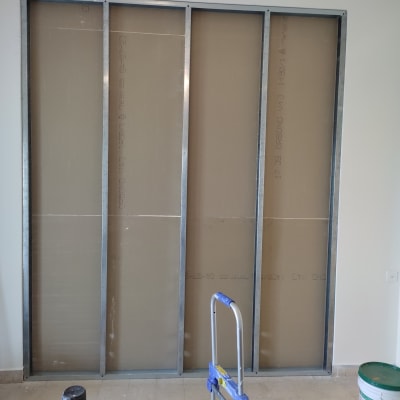 קיר גבס עם מסגרת מתכת וכלי עבודה על הרצפה