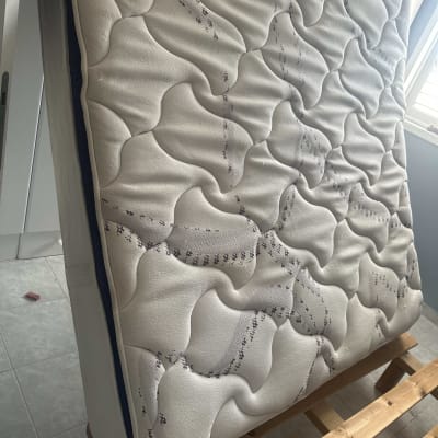 מזרן על מסגרת עץ בחדר מואר