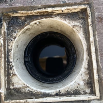 פתח ניקוז עגול עם לכלוך מסביב