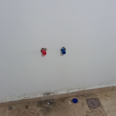 שני ברזים בקיר, אחד אדום ואחד כחול