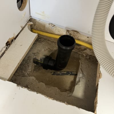 הכנת תשתית וחיבור צינור ניקוז שחור בקיר מתחת לארון