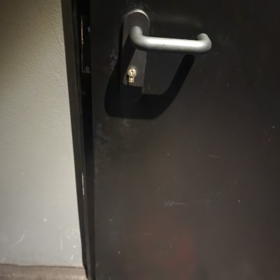 ידית ודלת עם מנעול בתחום המנעולנות