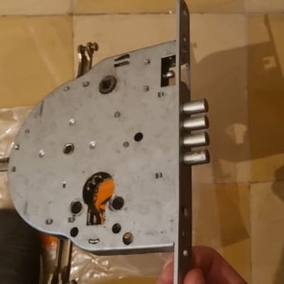 מנעול מתכת עם בריחים, מוחזק ביד