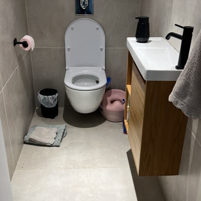 שירותים עם כיור וברז, מתאים לעבודת אינסטלציה