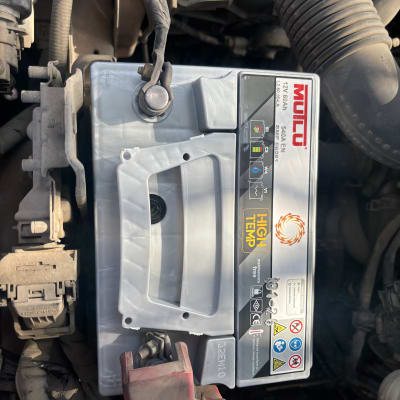 מצבר רכב מותקן במכונית עם כבלים מחוברים