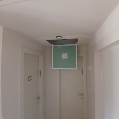 הנמכת תקרת גבס במסדרון עם פתח שירות פתוח