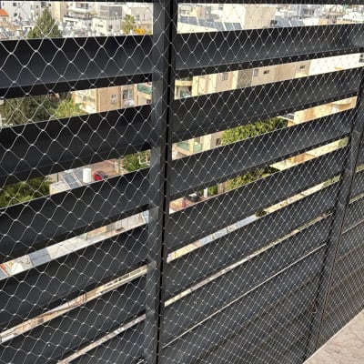 רשת הגנה על מרפסת למניעת כניסת יונים