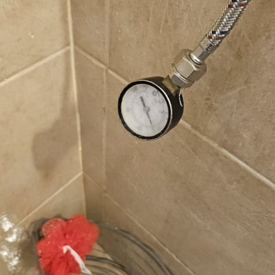 מד לחץ מים במקלחת עם ספוג אדום