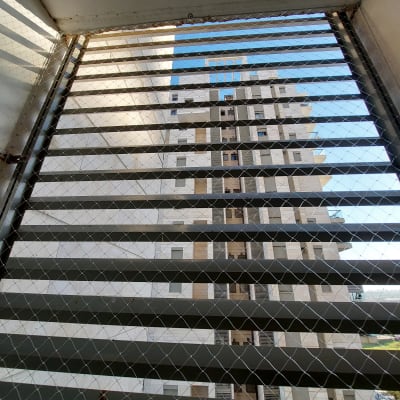 רשת מתכת על חלון למניעת כניסת יונים