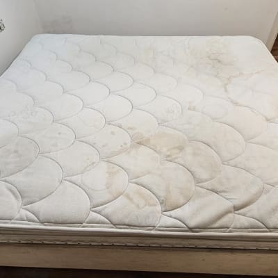 מזרן עם כתמים שונים על פני השטח