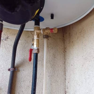 צנרת ומחברים של דוד שמש על קיר חיצוני