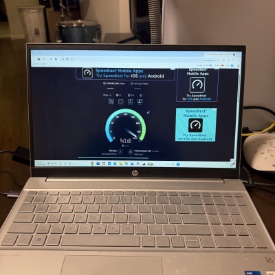 מחשב נייד עם בדיקת מהירות אינטרנט על המסך