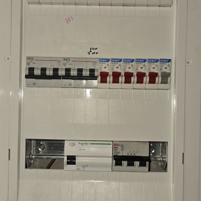 לוח חשמל עם מפסקים וחיווט חשמלי