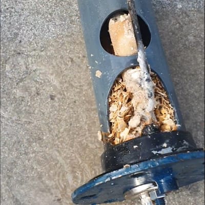 צינור חשמלי עם חוטים חשופים וחלודה