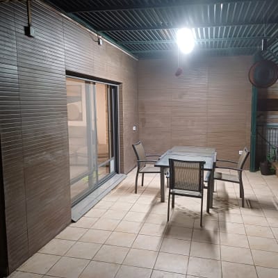 מרפסת עם קירות מחופים, תקרה ממתכת וריצוף חדש