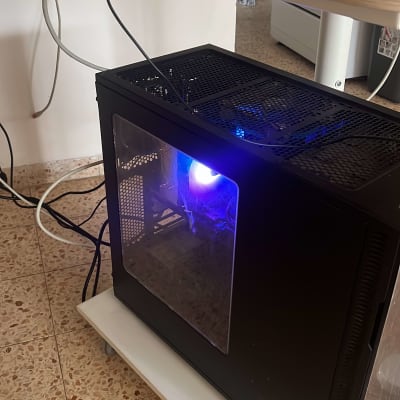 מחשב נייח עם תאורת RGB פועל מתחת לשולחן עבודה
