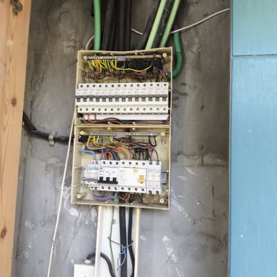 לוח חשמל עם חוטים צבעוניים ומפסקים