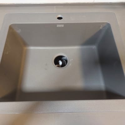 כיור שחור עם משטח שיש אפור כהה