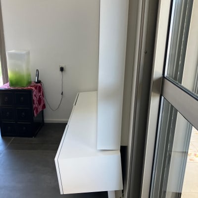 שולחן לבן ליד חלון ודלת זכוכית