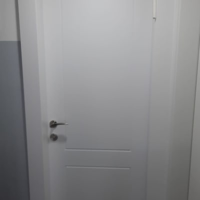 דלת לבנה עם ידית כסופה