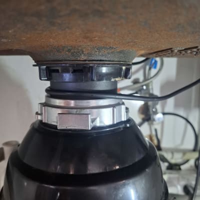 מכשיר אינסטלציה מתחת לכיור עם חלודה