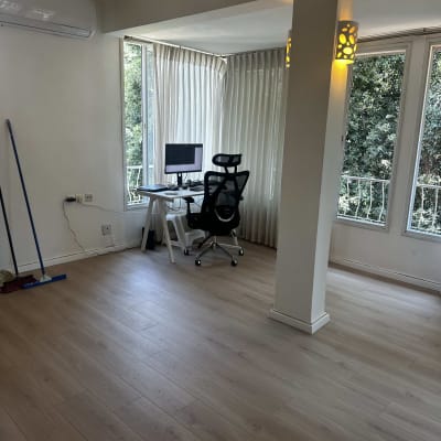 רצפת פרקט עץ בהירה בחדר מואר