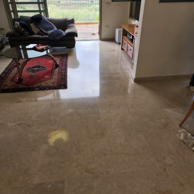 רצפה נקייה עם סמרטוט בפינה