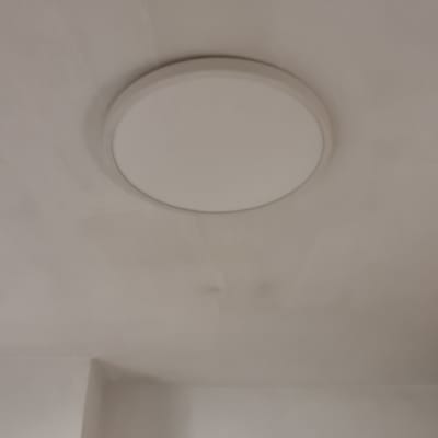 מנורת תקרה עגולה מותקנת על תקרה לבנה