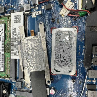 לוח אם עם רכיבי זיכרון ומעבד חשוף