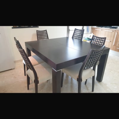 שולחן אוכל מרובע עם ארבעה כיסאות מעץ כהה