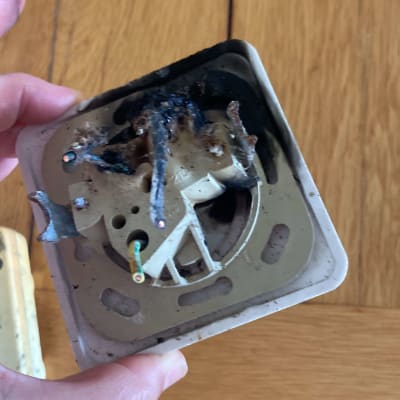 שקע חשמלי שרוף עם חוטים חשופים