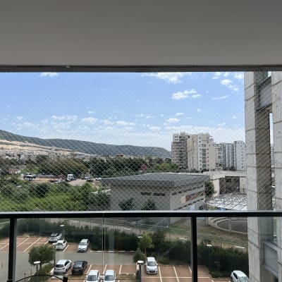 רשת הגנה נגד יונים על מרפסת בניין