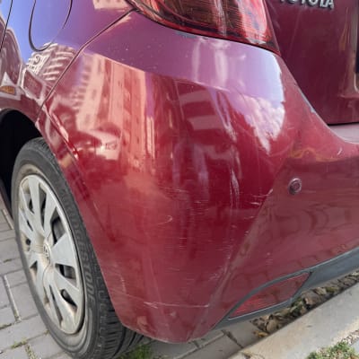 פגוש אחורי של רכב טויוטה עם שריטות ולכלוך קל