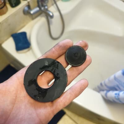 חלקי גומי ליד אמבטיה עם ברז וכלים