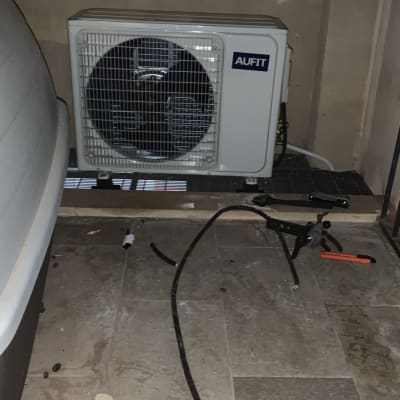 יחידת מזגן חיצונית מותקנת על הרצפה עם צינורות