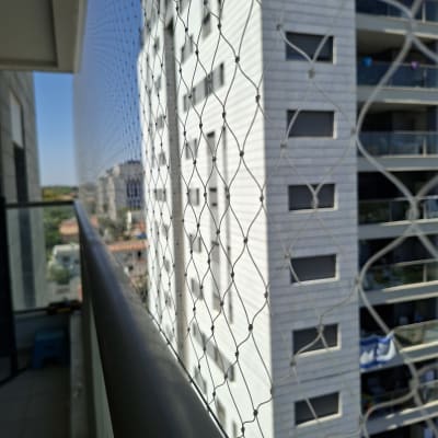 רשת בטיחות מותקנת על מרפסת בניין מגורים