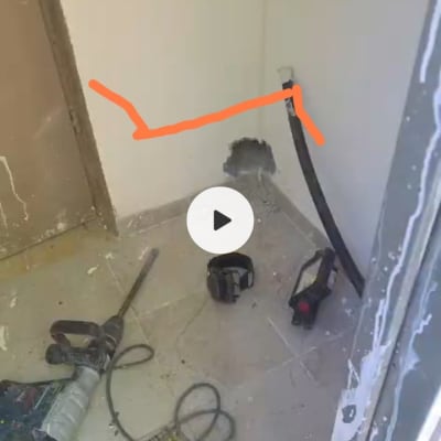 כלי עבודה וצינור בחדר שיפוצים