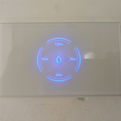 לוח בקרה עם תאורה כחולה על קיר