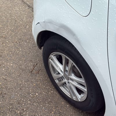 פגוש אחורי של רכב עם שריטות ונזק קל