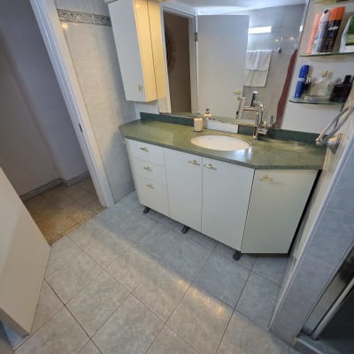 ארון אמבטיה עם כיור ומראה מוארת