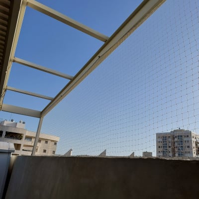 רשת מתוחה על מסגרת מתכת למניעת כניסת יונים